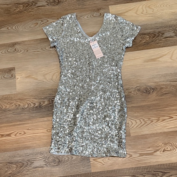 Maner Dresses & Skirts - BNWT-Maner Silver Sequin Short Sleeve Dress